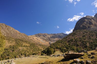 dağlar ve mavi gökyüzü bulutlu