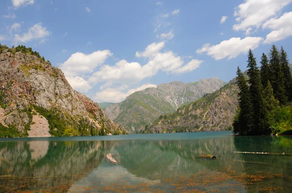 Барвисті гірське озеро — стокове фото