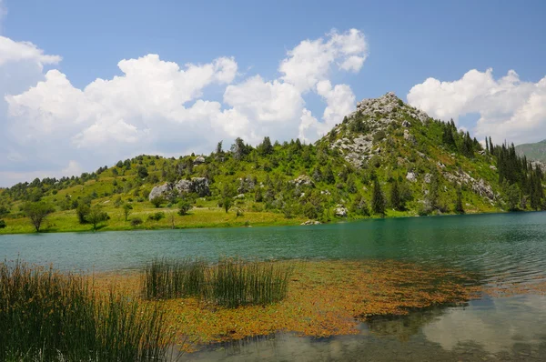 Красочное озеро с горами, небом и облаками — стоковое фото