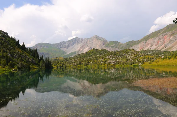Jezioro kolorowy sary-chelek — Zdjęcie stockowe