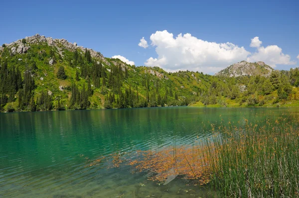Colorido lago con montañas, cielo y nubes — Foto de Stock