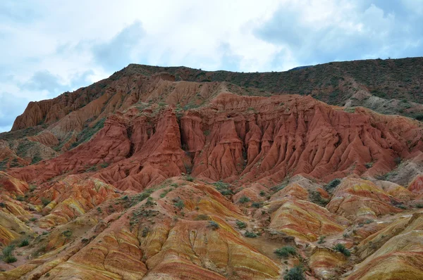 Häpnadsväckande röda kanjoner i Kirgiziska berg — Stockfoto