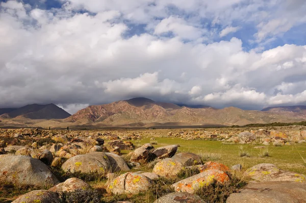 Pedregulhos e nuvens nas montanhas do Quirguistão — Fotografia de Stock
