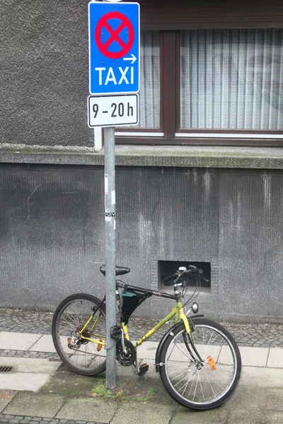 Bicyclette jaune sur le parking de taxi — Photo