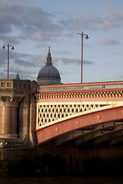 在伦敦的泰晤士河畔 blackfriars 桥 — 图库照片