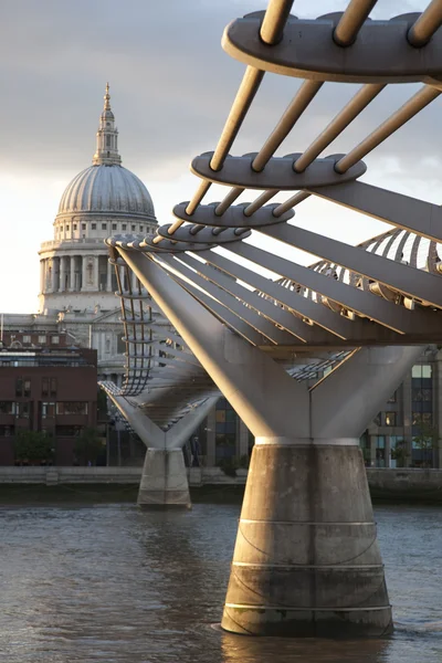Milennium bridge och st pauls cathedral, london — Stockfoto