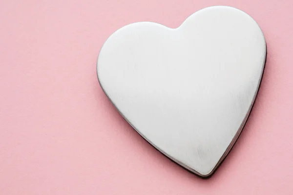 Silver Heart on Pink — Stock Photo, Image