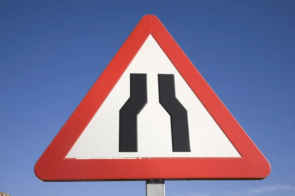 Yol işareti daralma — Stok fotoğraf