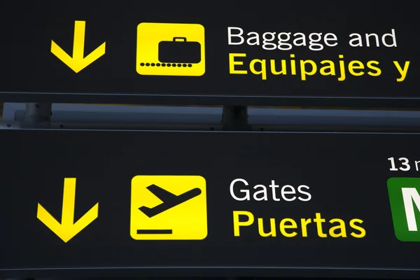 Reclamación de equipaje y señal de la puerta del aeropuerto — Foto de Stock