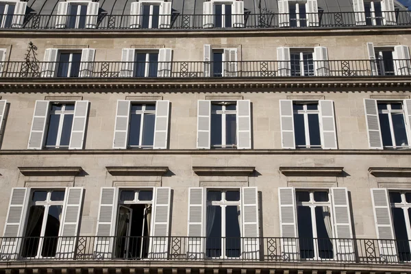 Typisk fasad i paris — Stockfoto