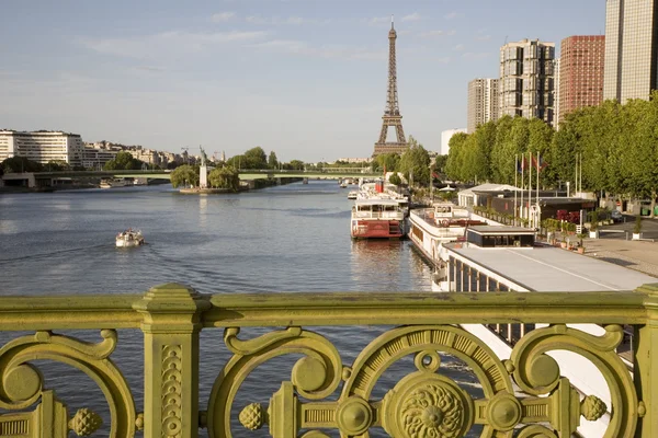 De toren van Eiffel en de oevers van de rivier de seine — Stockfoto
