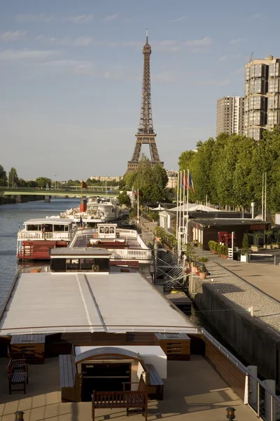 Эйфелева башня и река Сена, Париж — стоковое фото