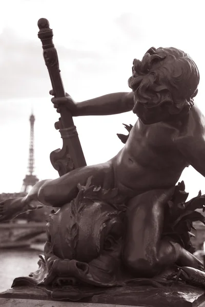 Фигура на мосту Александра III, Париж — стоковое фото