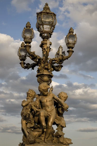 Лампост в Париже, Франция — стоковое фото