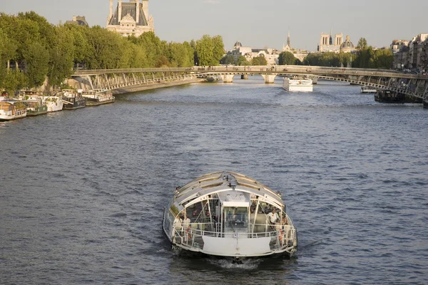 Barco en el río Sena — Foto de Stock