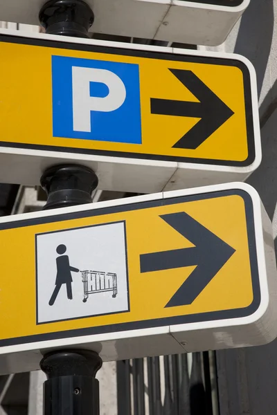 Žluté parkování a nakupování znamení — Stock fotografie