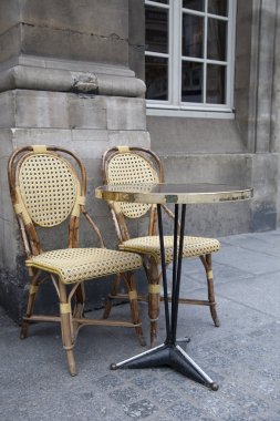 kafe teras masa ve sandalyeler de paris, Fransa