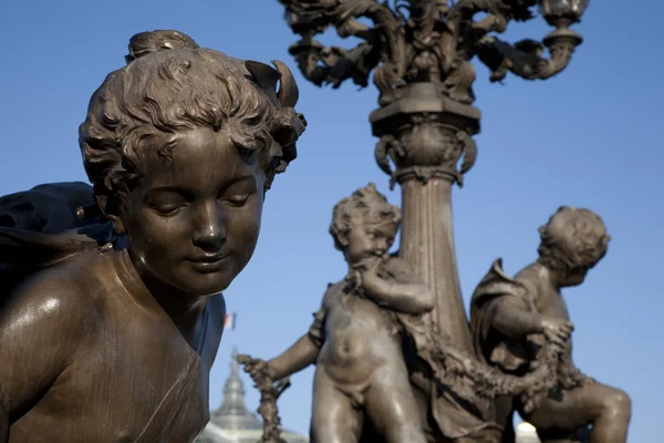 Cijfers Alexandre Iii Brug Parijs Met Het Grand Palais Achtergrond — Stockfoto