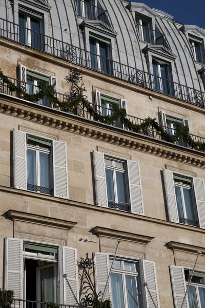 パリの建物のファサードクリスマスの準備 — ストック写真