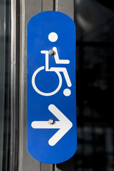 Синий знак инвалида — стоковое фото
