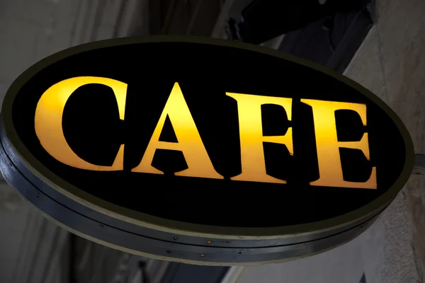 照明的咖啡馆标志在巴黎 — 图库照片