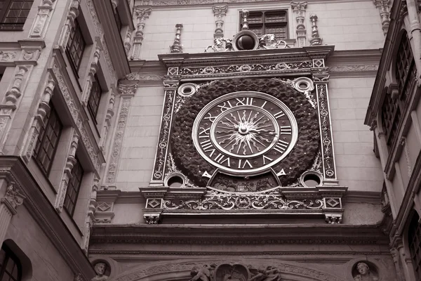 Средневековые часы в Руане — стоковое фото