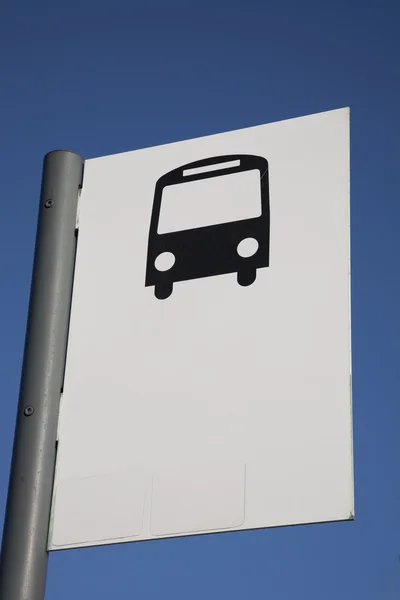蓝蓝的天空背景下巴士停车标志 — 图库照片