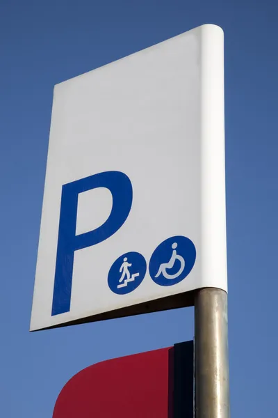 Паркування Знак Тлі Синього Неба — стокове фото