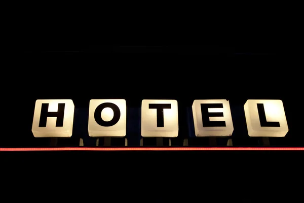 Belysta Hotel Skylt Mot Svart Bakgrund — Stockfoto