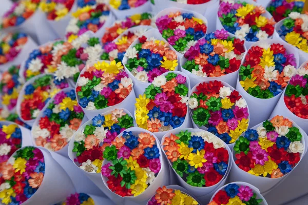 Bunte kleine Plastikblumen — Stockfoto