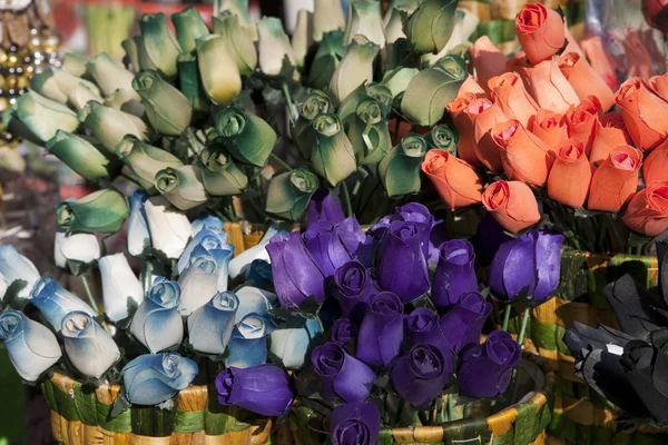 Dřevěné Tulipány Prodej Stánku Tržnici — Stock fotografie