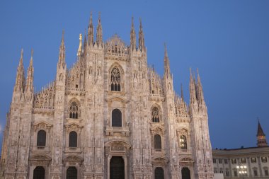 Geceleri ışıklı duomo milan, İtalya katedral kilise