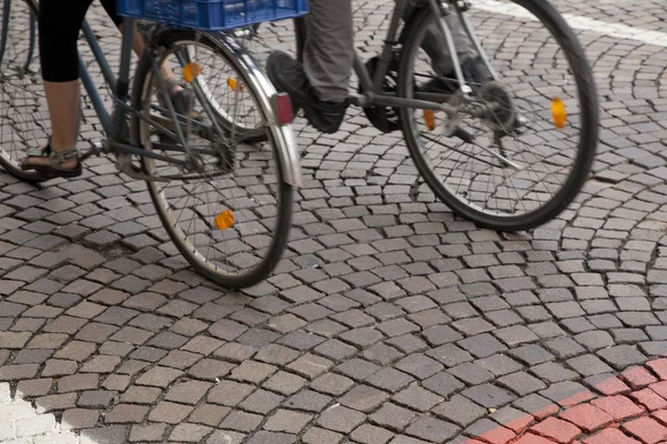两个骑自行车 — 图库照片