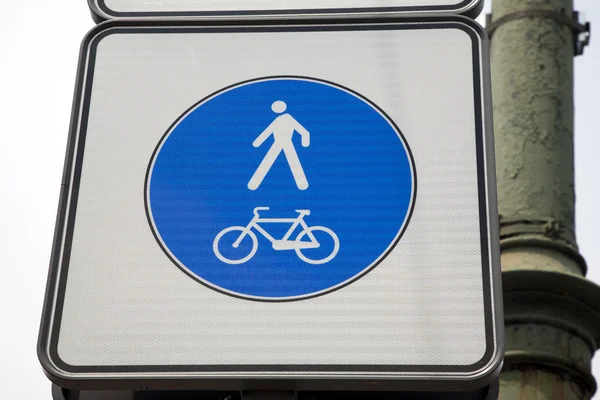 Пешеходный и велосипедный знак — стоковое фото