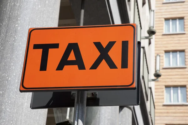 Oranssi taksi merkki — kuvapankkivalokuva