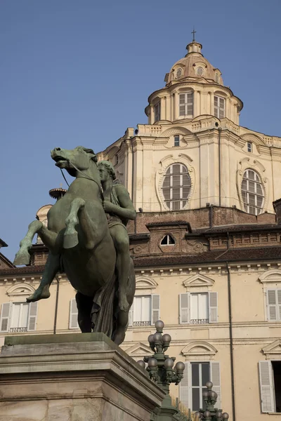 トリノの王宮からの像と Lorenzo 教会イタリア — ストック写真