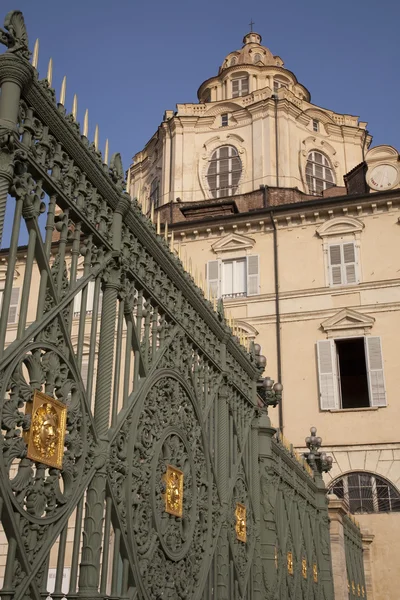 ロレンツォ教会やトリノ イタリアの高貴な宮殿のゲート — ストック写真