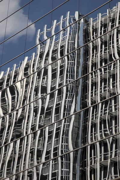 Edifício Escritório Moderno Refletido Vidro — Fotografia de Stock