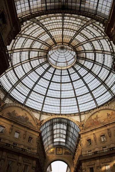 Vittorio emanuele II Galerisi Milano'da alışveriş — Stok fotoğraf
