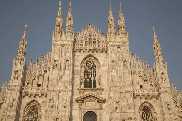 Bovenste Deel Van Belangrijkste Gevel Van Duomo Kathedraal Kerk Milaan — Stockfoto