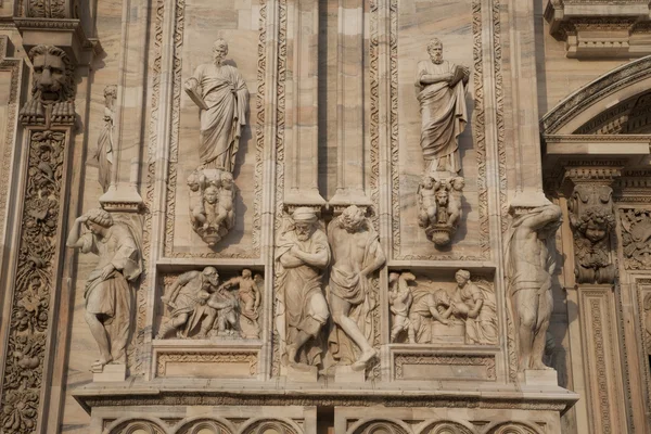 Fasad, duomo katedralen kyrka i Milano — Stockfoto