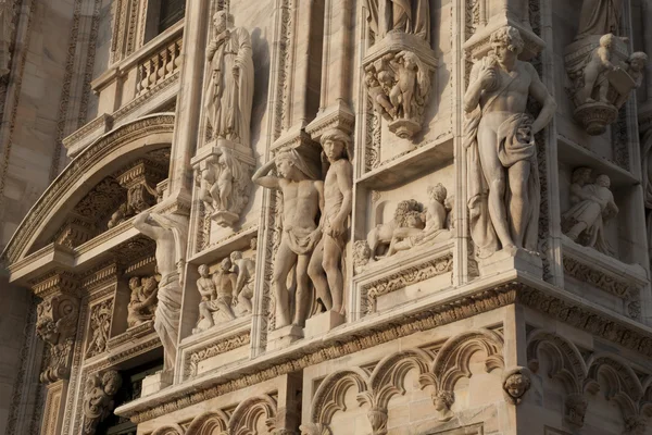 Gevel van de duomo kathedraal kerk in Milaan — Stockfoto