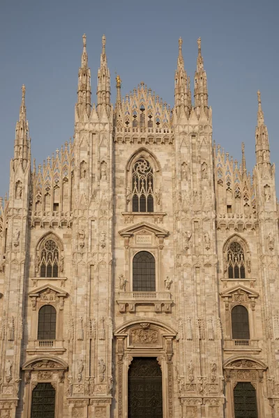 イタリア ミラノのドゥオーモ大聖堂教会のファサード — ストック写真