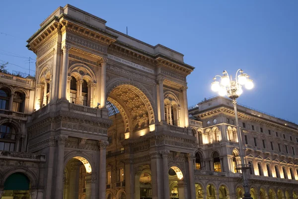 维托里奥 埃莱二世购物画廊在米兰 意大利 在晚上照亮入口处 — 图库照片