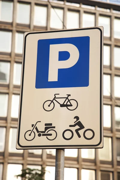 Señal de aparcamiento urbano — Foto de Stock