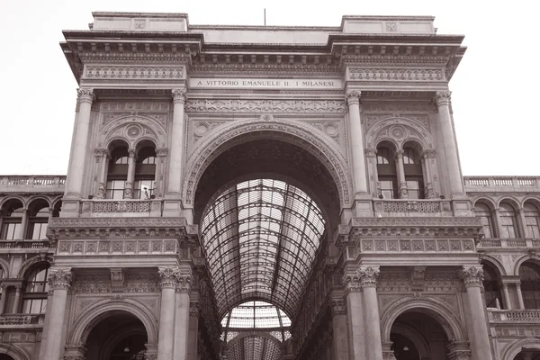 Vittorio Emanuele II Shopping Gallery en Milán —  Fotos de Stock