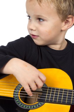 Çocuk gitar çalmak