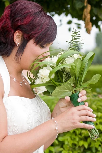 Nevěsta a její květy — Stock fotografie