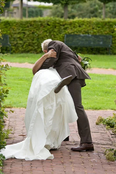 Kissing his bride — Stock Photo, Image