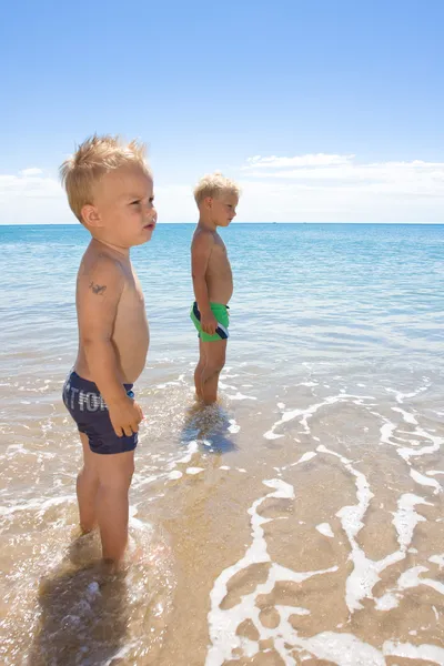 两个男孩在海滩上 — 图库照片